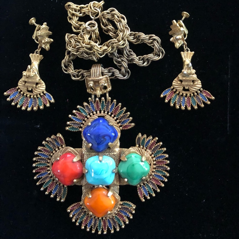 Castlecliffe pendant necklace and earrings